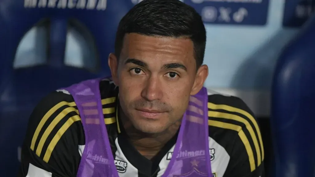 Dudu no banco de reservas. Foto: Thiago Ribeiro/AGIF