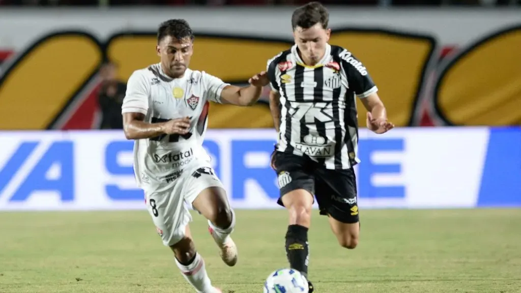Ronald jogador do Vitoria durante partida contra o Santos no estadio Barradao pelo campeonato Brasileiro A 2025. Foto: Jhony Pinho/AGIF