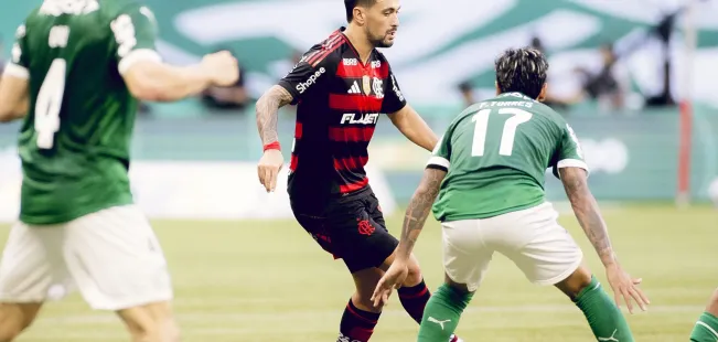 Arrascaeta do Flamengo disputa lance com Facundo Torres do Palmeiras – Foto: Adriano Fontes/Flamengo
