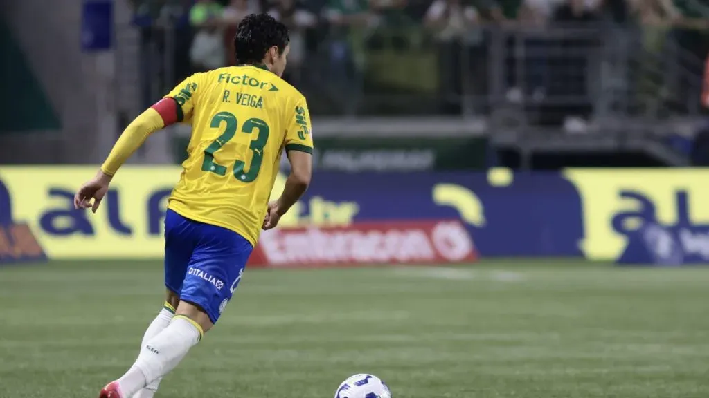 SP – SAO PAULO – 15/10/2025 – BRASILEIRO A 2025, PALMEIRAS X BRAGANTINO – Raphael Veiga jogador do Palmeiras durante partida contra o Bragantino no estadio Arena Allianz Parque pelo campeonato Brasileiro A 2025. Foto: Marcello Zambrana/AGIF