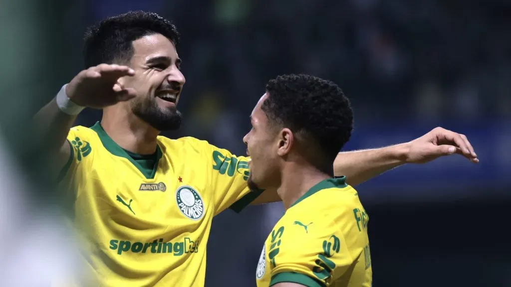 SP – SAO PAULO – 15/10/2025 – BRASILEIRO A 2025, PALMEIRAS X BRAGANTINO – Vitor Roque jogador do Palmeiras comemora seu gol com Flaco Lopez jogador da sua equipe durante partida contra o Bragantino no estadio Arena Allianz Parque pelo campeonato Brasileiro A 2025. Foto: Marcello Zambrana/AGIF