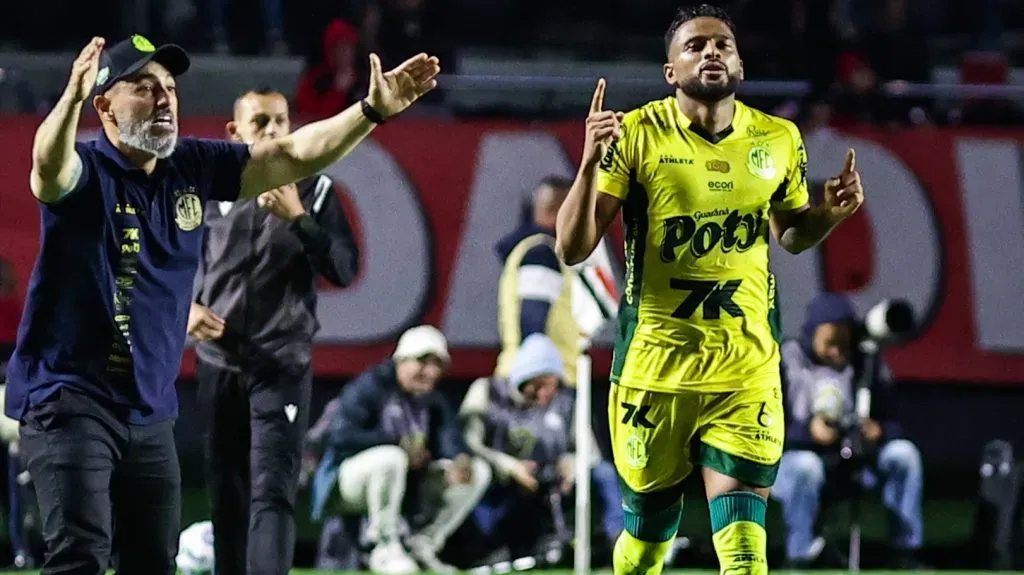 Reinaldo comemorando gol. Foto: Fabio Giannelli/AGIF