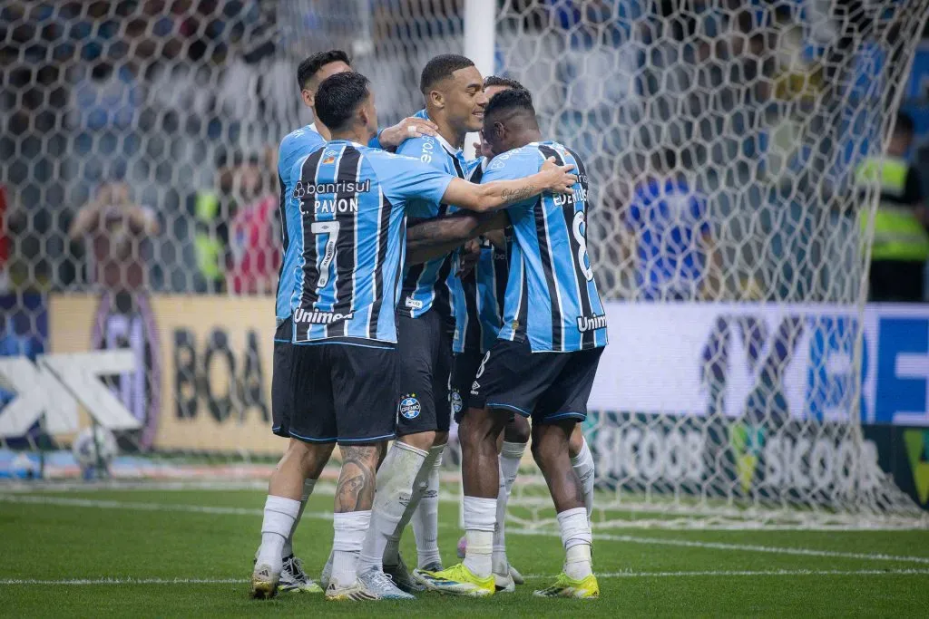 Carlos Vinicius jogador do Gremio comemora seu gol com jogadores do seu time durante partida contra o Sao Paulo no estadio Arena do Gremio pelo campeonato Brasileiro A 2025. Foto: Maxi Franzoi/AGIF