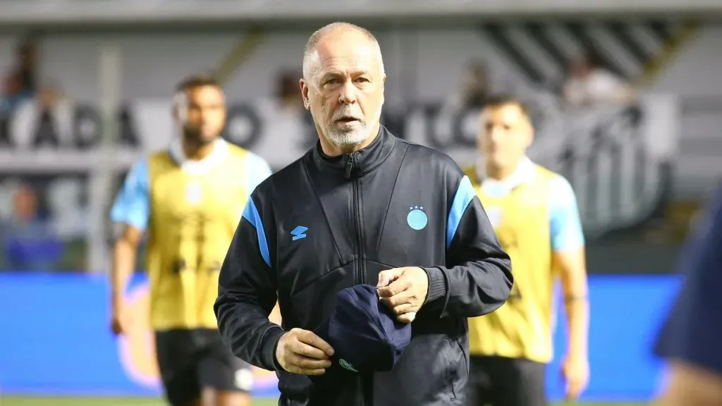 Mano Menezes tecnico do Gremio durante partida contra o Santos no estadio Vila Belmiro pelo campeonato Brasileiro A 2025. Foto: Mauricio De Souza/AGIF
