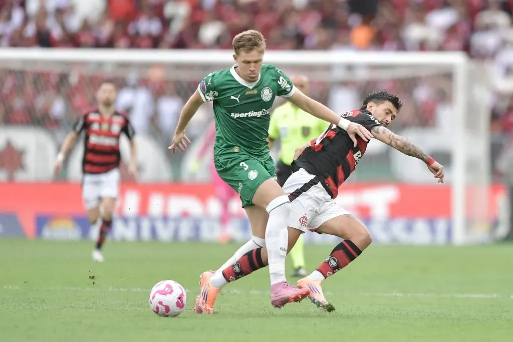 Arrascaeta jogador do Flamengo disputa lance com Fuchs jogador do Palmeiras durante partida no estadio Maracana pelo campeonato Brasileiro A 2025. Foto: Thiago Ribeiro/AGIF
