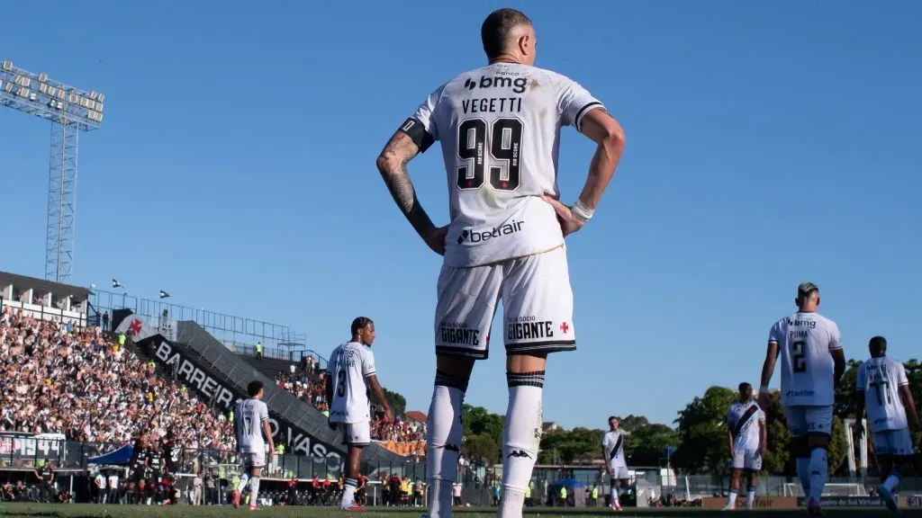 Vegetti jogador do Vasco durante partida contra o Vitoria no estadio Sao Januario pelo campeonato Brasileiro A 2025. Foto: Jorge Rodrigues/AGIF