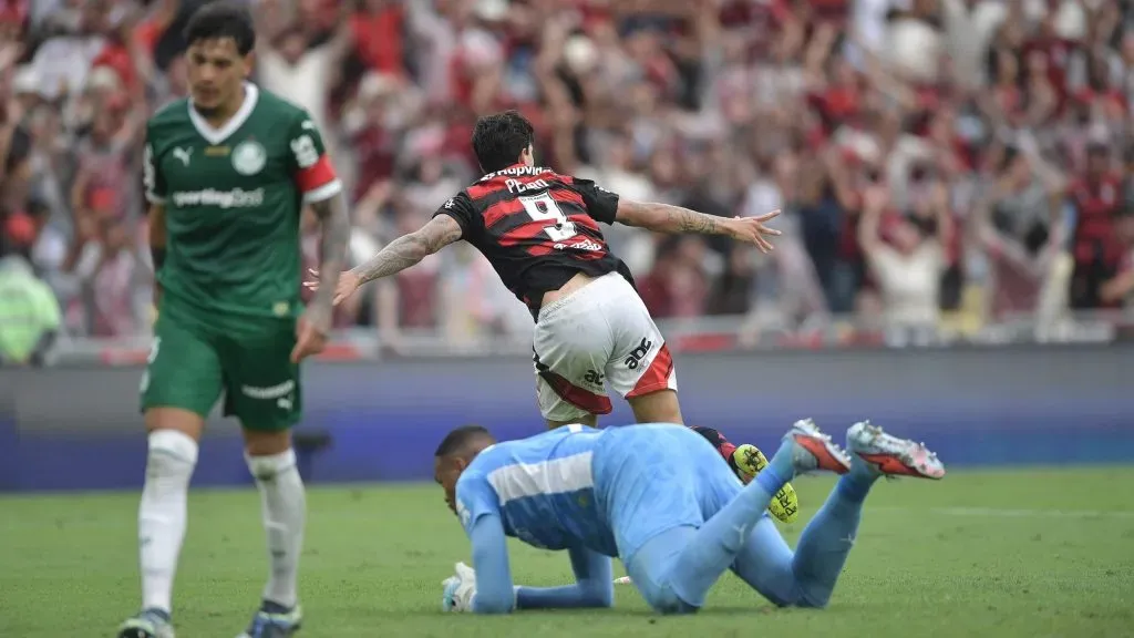 Pedro, jogador do Flamengo, comemora seu gol durante partida contra o Palmeiras no estadio Maracana pelo campeonato Brasileiro A 2025. Foto: Thiago Ribeiro/AGIF