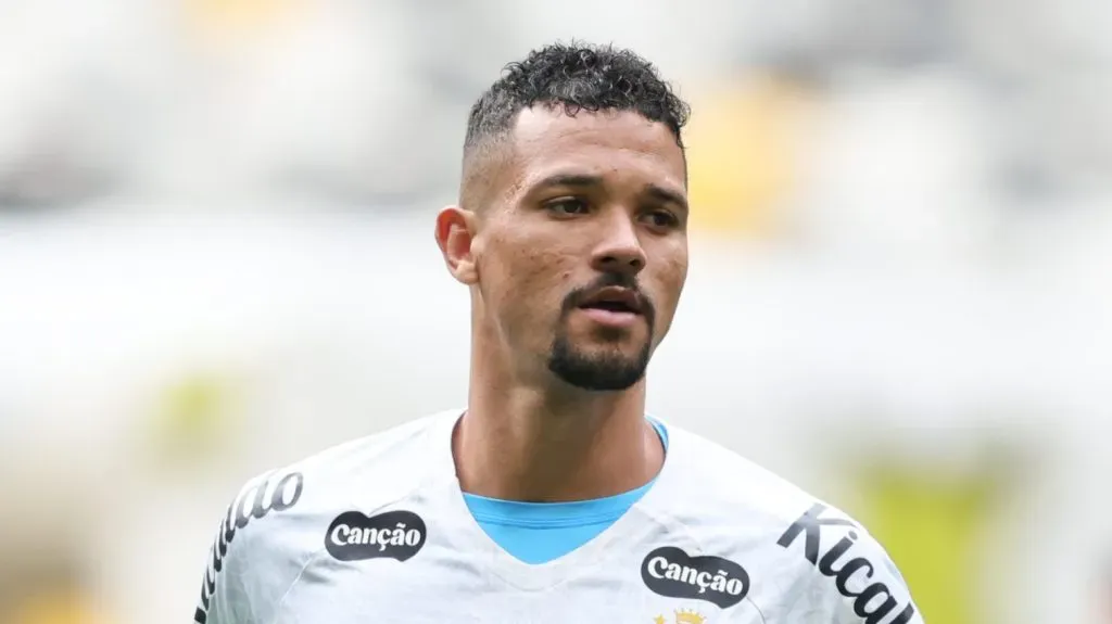 Foto: Gilson Lobo/AGIF – Zé Ivaldo antes de partida do Santos contra o Galo.