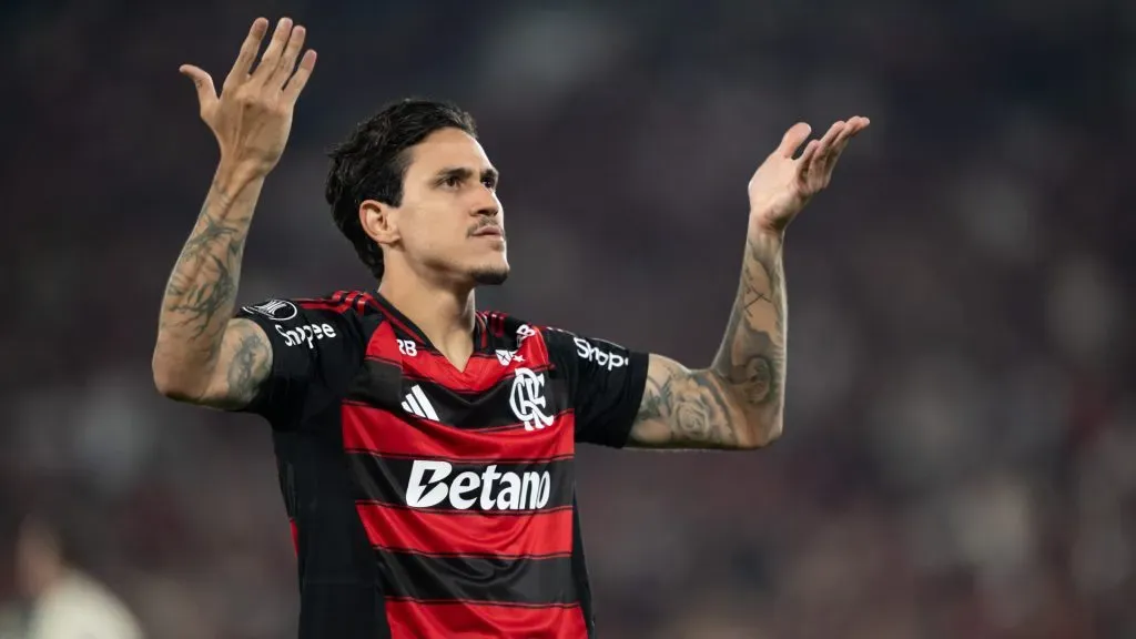 Pedro comemorando pelo Flamengo no Maracanã – Foto: Jorge Rodrigues/AGIF