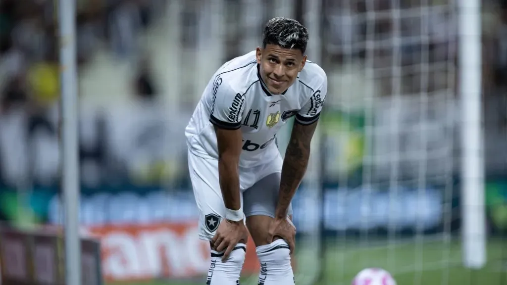 Matheus Martins jogador do Botafogo durante partida contra o Ceara no estadio Castelao pelo campeonato Brasileiro A 2025. Foto: Baggio Rodrigues/AGIF