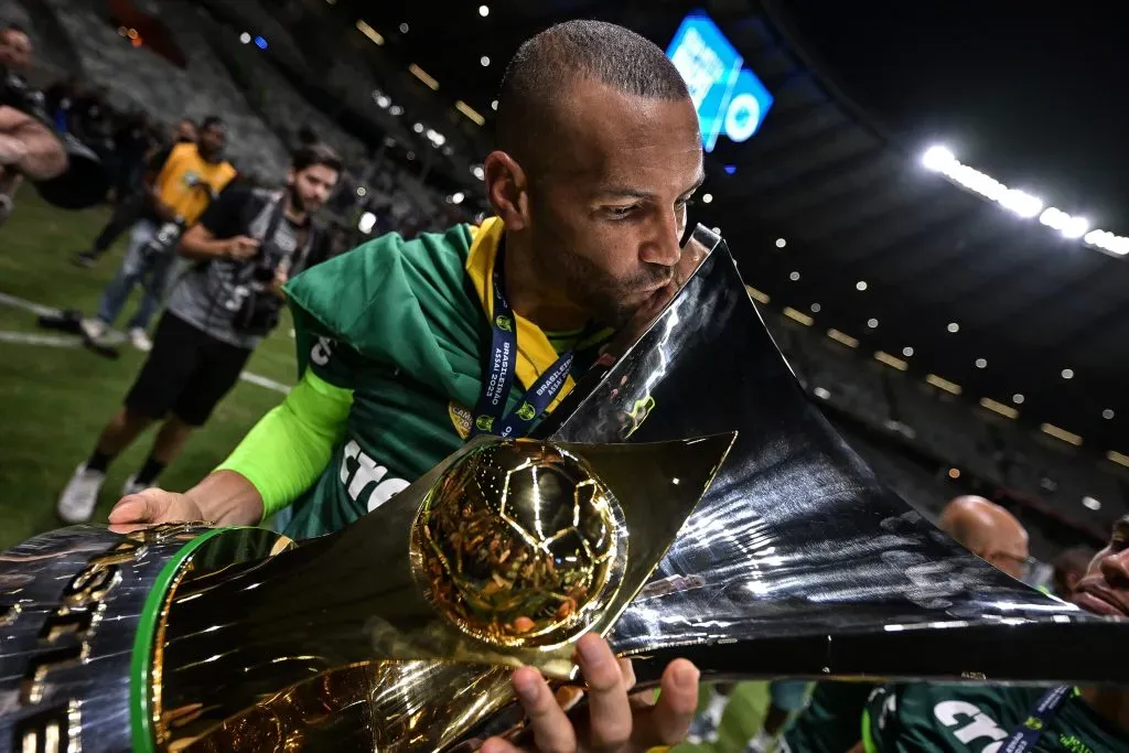 Weverton, do Palmeiras, comemora com o troféu de campeão após vencer a partida entre Cruzeiro e Palmeiras no Brasileirão 2023 – (Photo by Pedro Vilela/Getty Images)