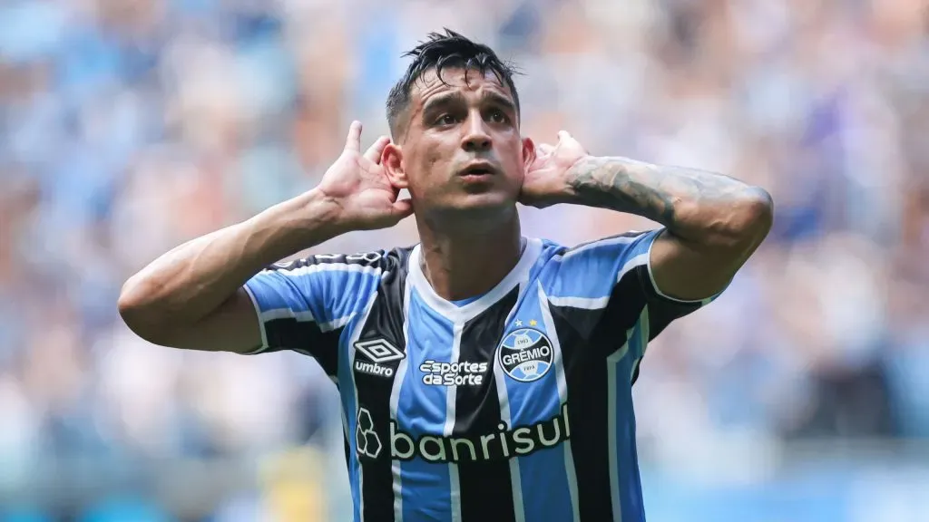 Cristaldo jogador do Gremio comemora seu gol durante partida contra o Sao Paulo no estadio Arena do Gremio pelo campeonato Brasileiro A 2024. Foto: Maxi Franzoi/AGIF