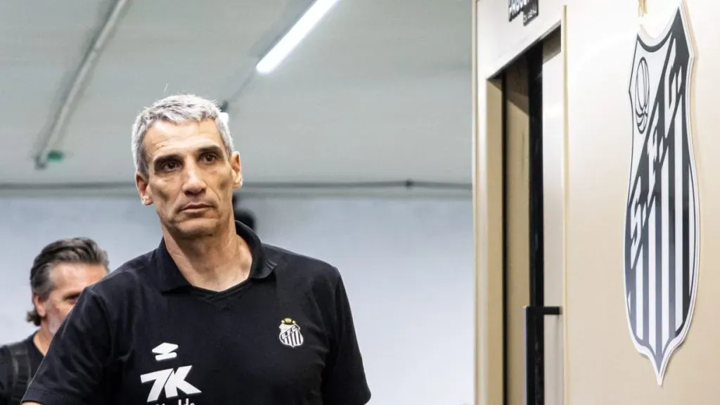 Juan Pablo Vojvoda, técnico do Peixe. Foto: Raul Baretta/ Santos FC.