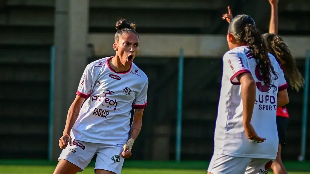 Jogadoras do time feminino sub-20 da Ferroviária em campo