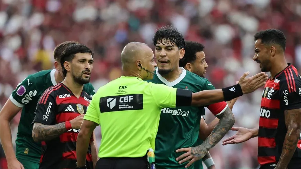 Wilton Pereira Sampaio apitou 7 das últimas 22 derrotas do Palmeiras desde 2023. Photo by Wagner Meier/Getty Images