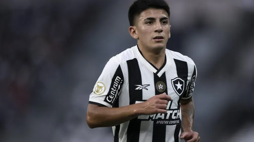 RJ – RIO DE JANEIRO – 09/11/2024 – BRASILEIRO A 2024, BOTAFOGO X CUIABA – Thiago Almada jogador do Botafogo durante partida contra o Cuiaba no estadio Engenhao pelo campeonato Brasileiro A 2024. Foto: Jorge Rodrigues/AGIF