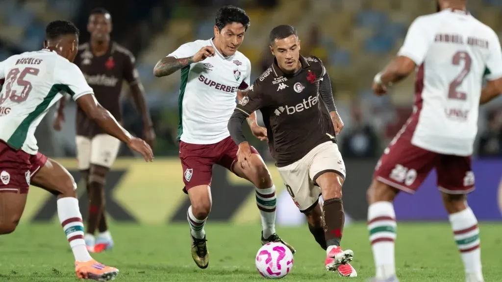 Coutinho jogador do Vasco disputa lance com Cano jogador do Fluminense durante partida no estadio Maracanã pelo campeonato Brasileiro A 2025. Foto: Jorge Rodrigues/AGIF