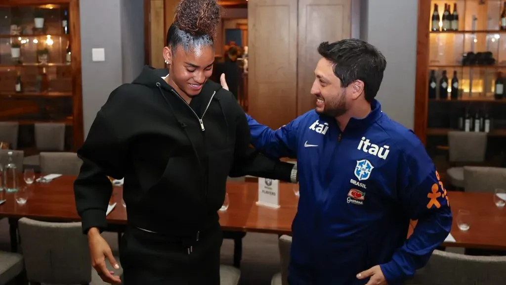 Arthur Elias recebe jogadoras na Inglaterra