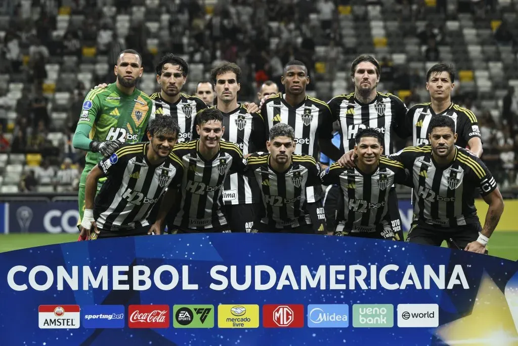 Jogadores do Atletico Mineiro posam para foto antes de um duelo pela CONMEBOL Sudamericana – (Photo by Pedro Vilela/Getty Images)