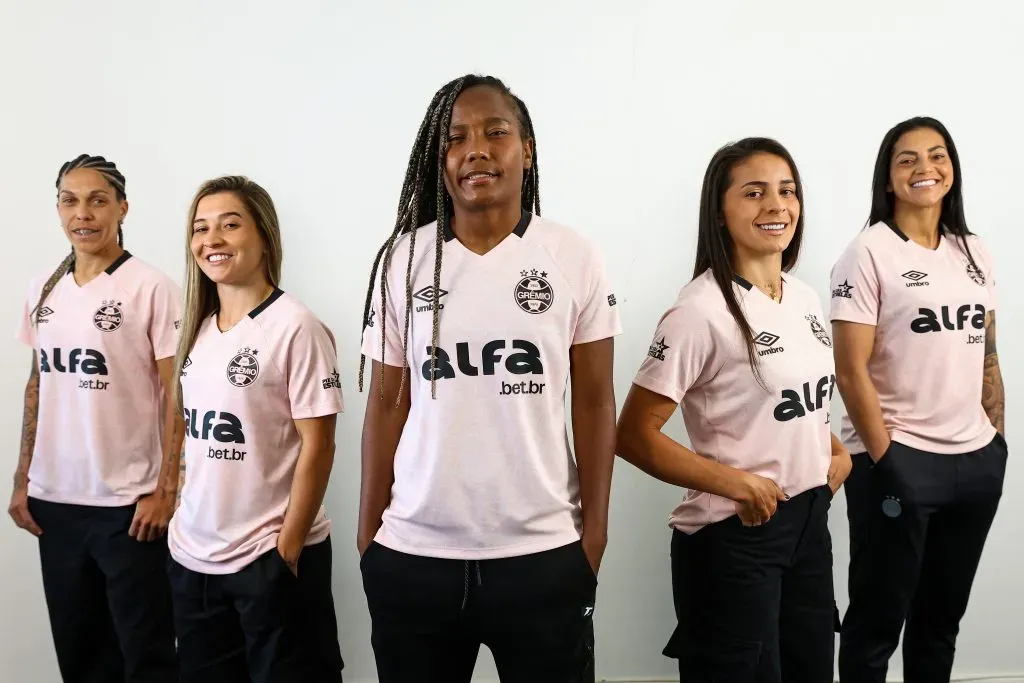 Jogadoras Gremistas com a camisa do outubro rosa. Foto: Lucas Uebel/Grêmio FBPA
