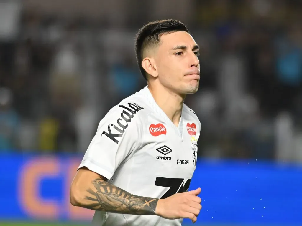 Santos tem Gonzalo Escobar como opção, porém lateral argentino não é unanimidade entre torcida e comissão técnica – Foto: Jota Erre/AGIF