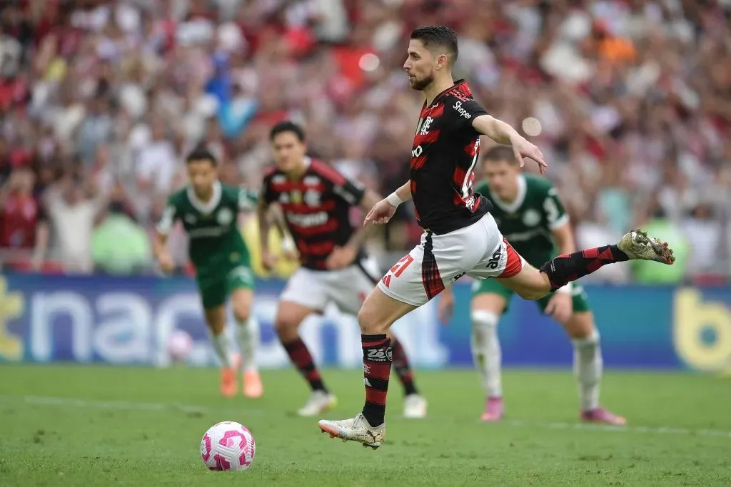 Jorginho cobra pênalti em vitória do Flamengo sobre o Palmeiras. Foto: Thiago Ribeiro/AGIF