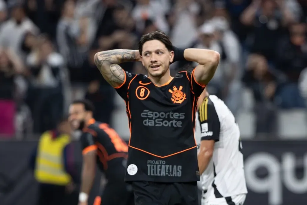 Garro jogador do Corinthians lamenta GOL PERDIDO durante partida contra o Atletico-MG no estadio Arena Corinthians pelo campeonato Brasileiro A 2025. Foto: Joisel Amaral/AGIF