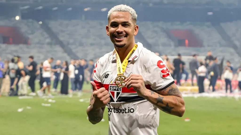 Luciano com a medalha da Supercopa do Brasil 2024 – Foto: Gilson Lobo/AGIF