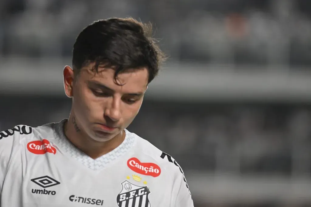 Barreal jogador do Santos durante partida contra o Vitoria no estadio Vila Belmiro pelo campeonato Brasileiro A 2025. Foto: Jota Erre/AGIF