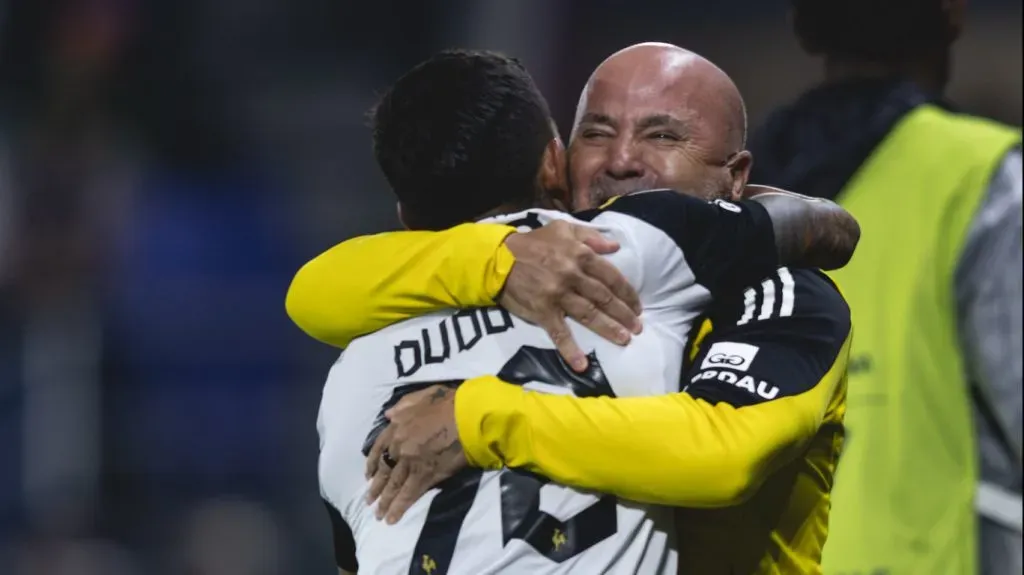 Dudu abraça Sampaoli após gol salvador no Equador – Foto: Pedro Souza / Atlético