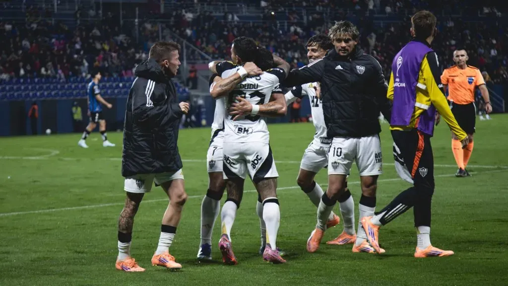 Hulk e Dudu se abraçam após o gol do Galo no Equador – Foto: Pedro Souza / Atlético