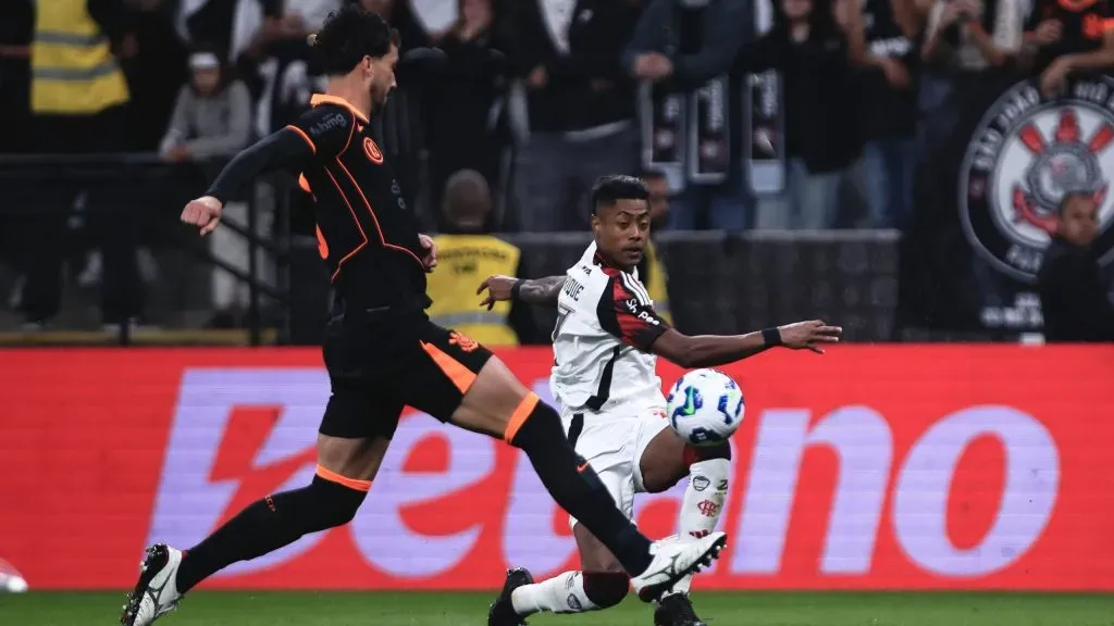 SP – SAO PAULO – 28/09/2025 – BRASILEIRO A 2025, CORINTHIANS X FLAMENGO – Gustavo Henrique jogador do Corinthians disputa lance com Bruno Henrique jogador do Flamengo durante partida no estadio Arena Corinthians pelo campeonato Brasileiro A 2025. Foto: Ettore Chiereguini/AGIF