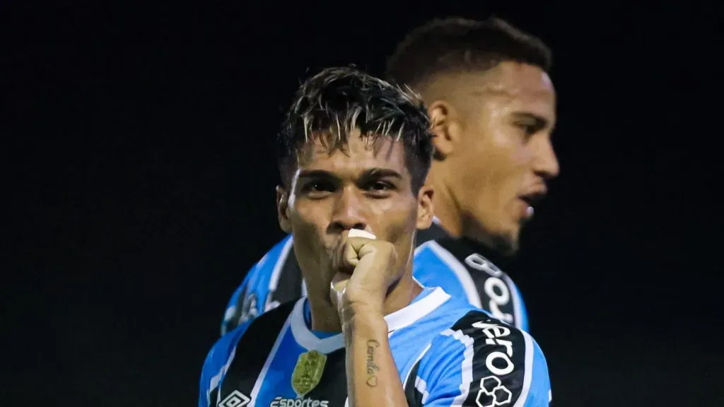 Foto: Maxi Franzoi/AGIF – Atacante uruguaio comemorando gol com a camisa gremista em jogo do Gauchão.