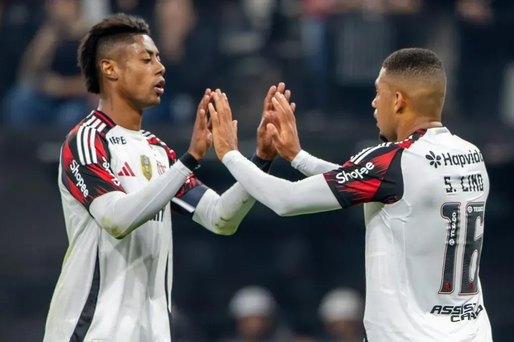 SP – SAO PAULO – 28/09/2025 – BRASILEIRO A 2025, CORINTHIANS X FLAMENGO – Bruno Henrique e Samuel Lino do Flamengo comemoram vitoria ao final da partida contra o Corinthians no estadio Arena Corinthians pelo campeonato Brasileiro A 2025. Foto: Joisel Amaral/AGIF