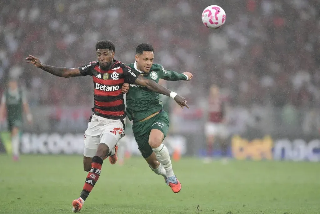 Emerson Royal vem jogando como titular nos últimos jogos do Flamengo. Foto: Thiago Ribeiro/AGIF