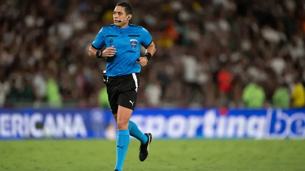RJ – RIO DE JANEIRO – 23/09/2025 – COPA SUL-AMERICANA 2025, FLUMINENSE X LANUS – O arbitro Jesus Valenzuela durante partida entre Fluminense e Lanus no estadio Maracana pelo campeonato Copa Sul-americana 2025. Foto: Jorge Rodrigues/AGIF