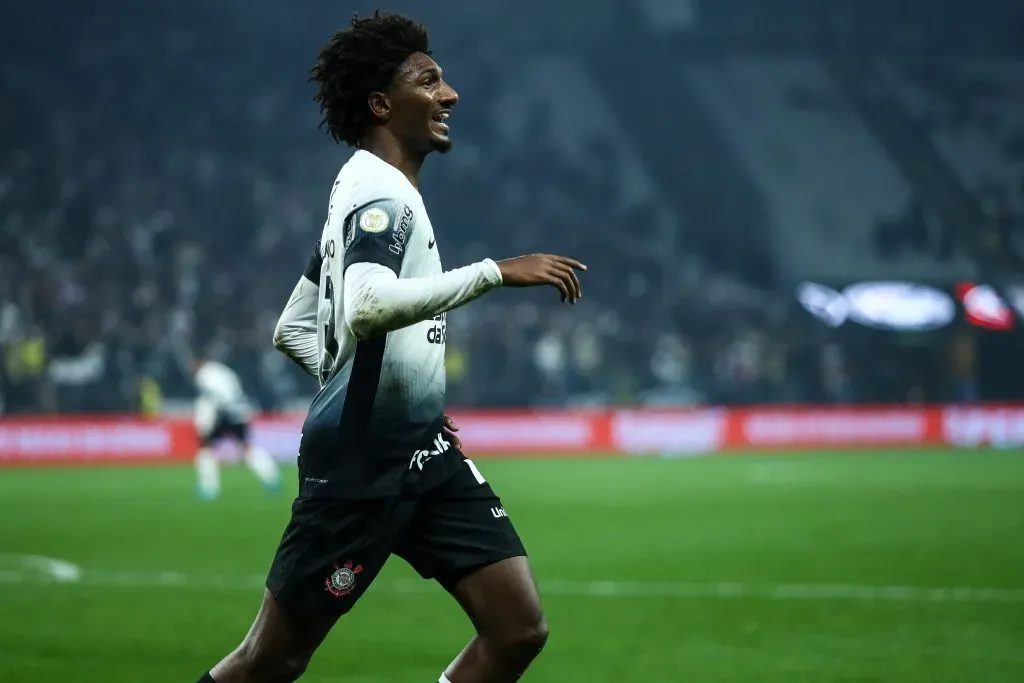 Talles Magno comemorando seu gol de estreia no Corinthians contra o Bragantino em 2024 no Brasileirão. Foto: Marco Miatelo/AGIF