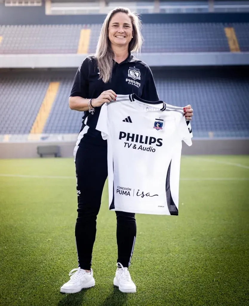 Tatiele com a camisa do Colo-Colo. Foto: Tiago Sousa/C2 Sports