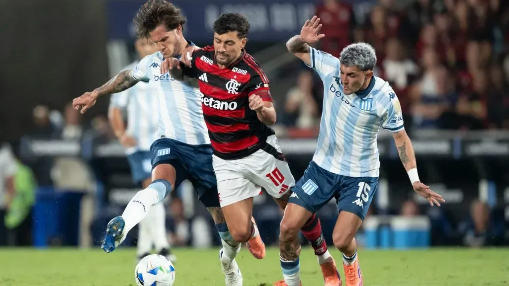 RJ – RIO DE JANEIRO – 22/10/2025 – COPA LIBERTADORES 2025, FLAMENGO X RACING – De Arrascaeta jogador do Flamengo durante partida contra o Racing no estadio Maracana pelo campeonato Copa Libertadores 2025. Foto: Jorge Rodrigues/AGIF