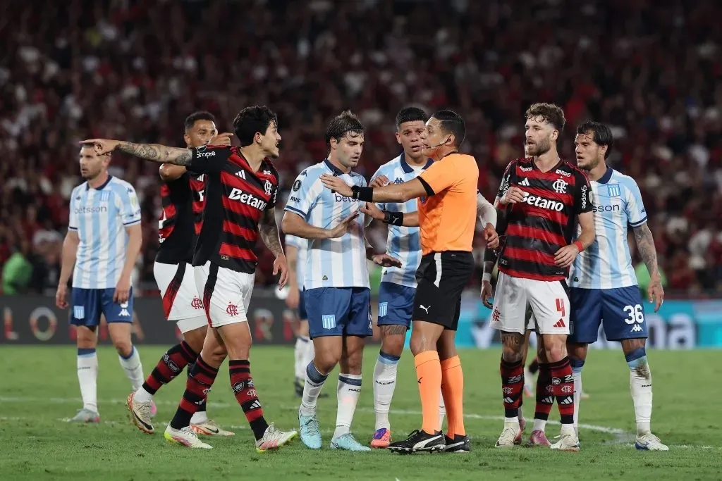 Pedro do Flamengoe Jesús Valenzuela durante Flamengo x Racing pela Copa Libertadores – (Photo by Wagner Meier/Getty Images)