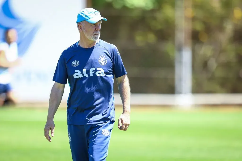 Mano Menezes tem problema para resolver na lateral-direita (LUCAS UEBEL/GREMIO FBPA)