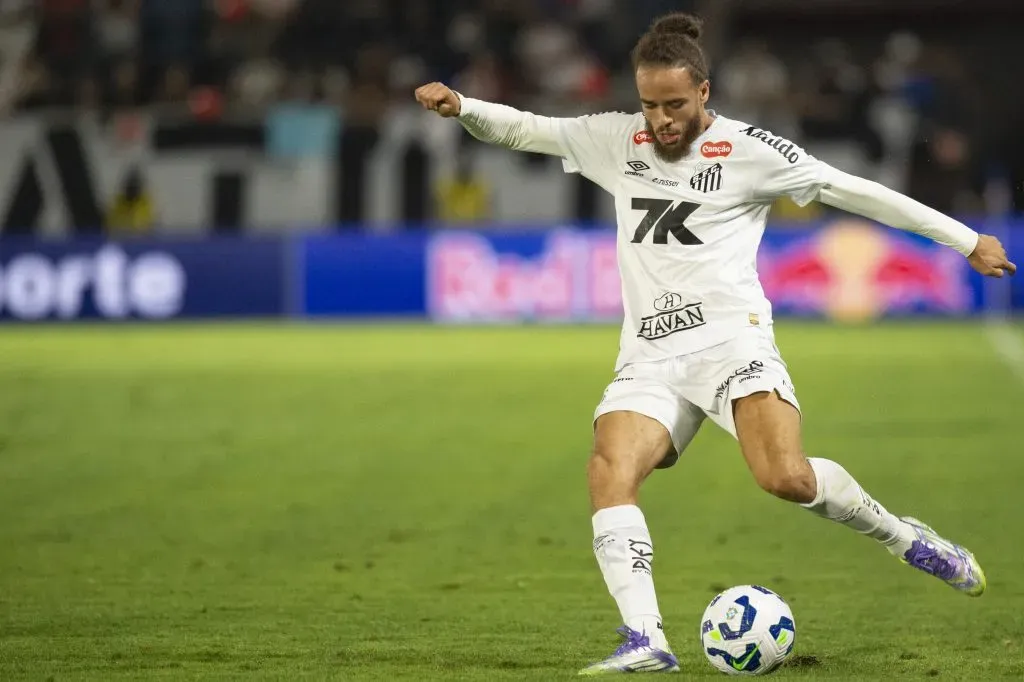 Brahimi jogador do Santos durante partida contra o Bragantino no estadio Cicero De Souza Marques pelo campeonato Brasileiro A 2025. Foto: Anderson Romao/AGIF