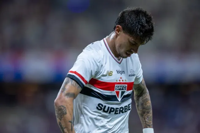 Rigoni jogador do Sao Paulo lamenta durante partida contra o Fortaleza no estadio Arena Castelao pelo campeonato Brasileiro A 2025. Foto: Baggio Rodrigues/AGIF