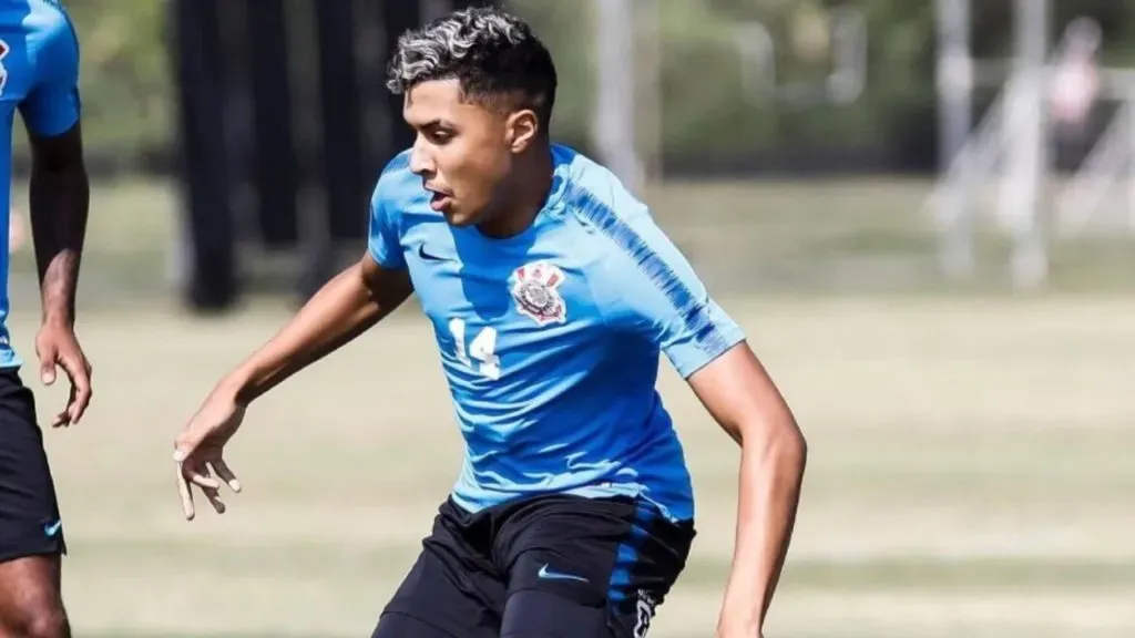 Kauê Moreira de Souza durante treino do Corinthians no CT da base – Foto: Agência Corinthians