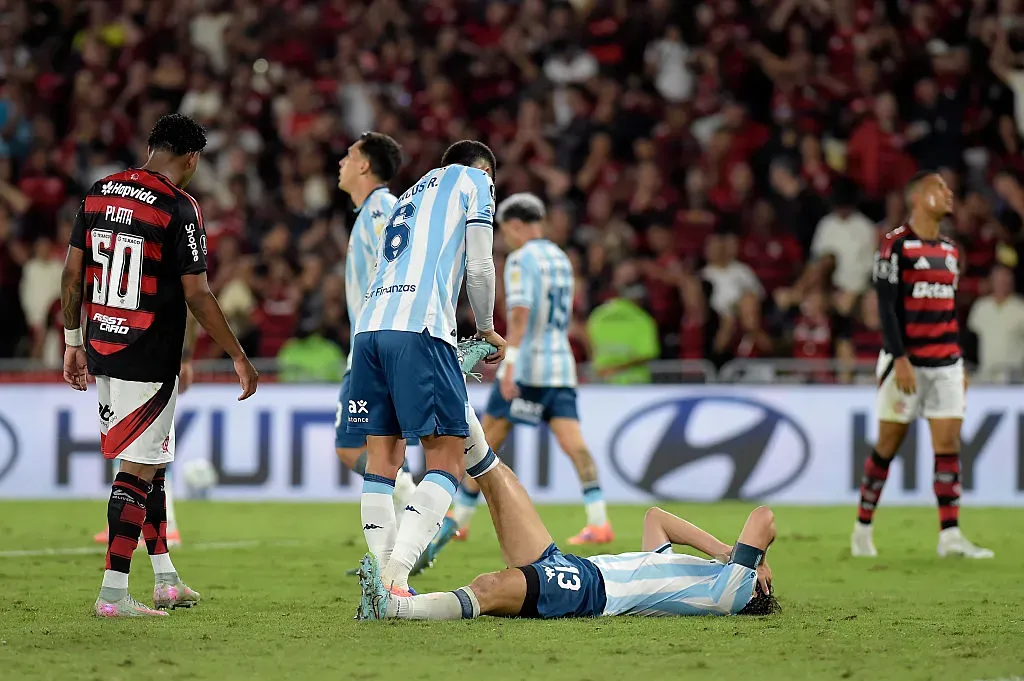 Santiago Sosa se lesionou em Racing x Flamengo. Foto: Dhavid Normando/Getty Images)