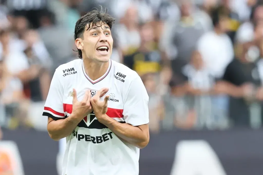 Ferraresi jogador do Sao Paulo lamenta durante partida contra o Atletico-MG no estadio Mineirao pelo campeonato Brasileiro A 2025. Foto: Gilson Lobo/AGIF