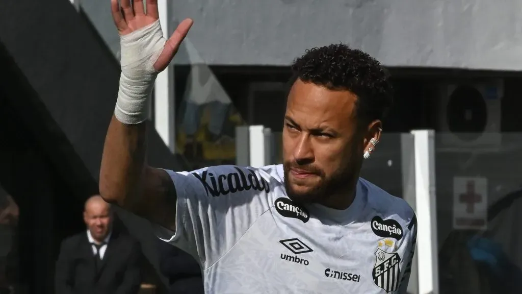 SP – SANTOS – 31/08/2025 – BRASILEIRO A 2025, SANTOS X FLUMINENSE – Neymar jogador do Santos durante aquecimento antes da partida contra o Fluminense no estadio Vila Belmiro pelo campeonato Brasileiro A 2025. Foto: Jota Erre/AGIF