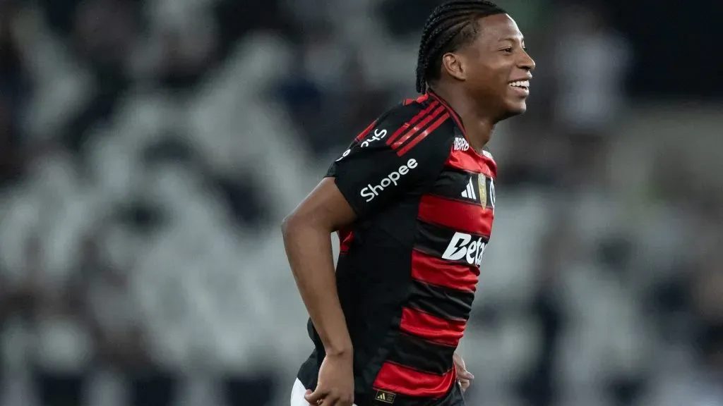 RJ – RIO DE JANEIRO – 15/10/2025 – BRASILEIRO A 2025, BOTAFOGO X FLAMENGO – Plata jogador do Flamengo comemora seu gol durante partida contra o Botafogo no estadio Engenhao pelo campeonato Brasileiro A 2025. Foto: Jorge Rodrigues/AGIF
