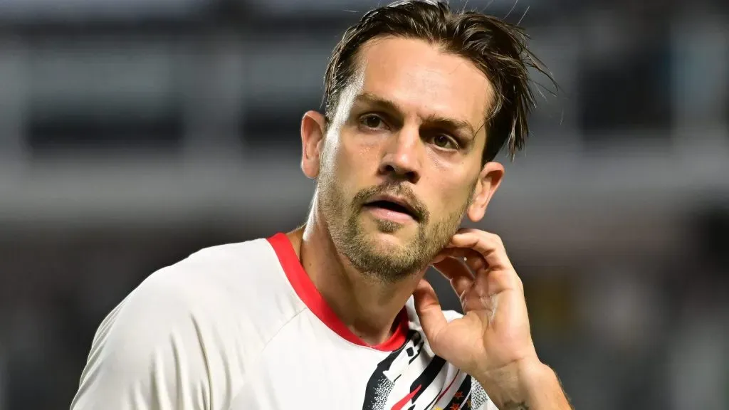 SP – SANTOS – 21/09/2025 – BRASILEIRO A 2025, SANTOS X SAO PAULO – Rafael Toloi jogador do Sao Paulo durante aquecimento antes da partida contra o Santos no estadio Vila Belmiro pelo campeonato Brasileiro A 2025. Foto: Jota Erre/AGIF