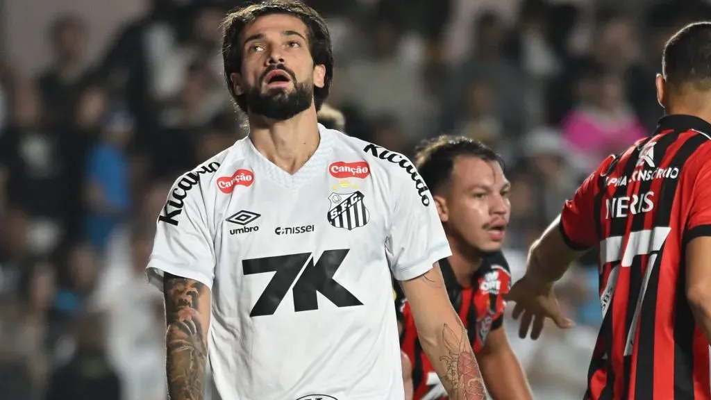Santos volta a se complicar na briga contra o rebaixamento no Brasileirão. Foto: Jota Erre/AGIF